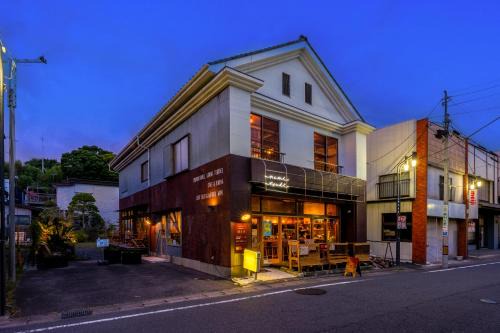 Oarai Apartment | 波と月