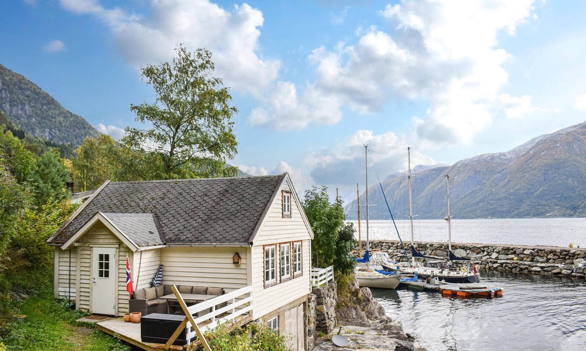 Vallavik House | 2 bedroom beach front home in Vallavik