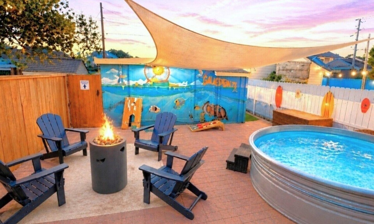 San Jacinto House | 2 Homes 2 Pools! Steps to Beach 3 Kings + Bikes Sleeps 14