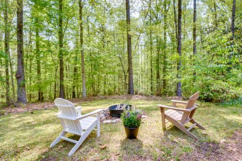 Toccoa Apartment | 2 Mi to Toccoa Falls: Cozy Getaway w/Yard!