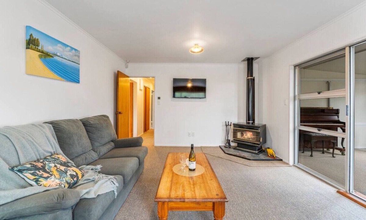 Two Mile Bay House | 2 Mile Cosy Corner with Wi-Fi, 2 minute walk to lake edge and restaurant