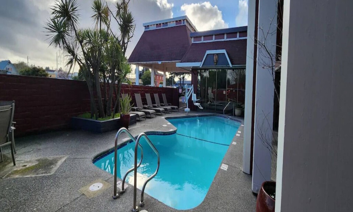 Downtown Hotel | 2 Units | Bright & Inviting Two Room Suite Ideal for a Relaxing Stay in Eureka