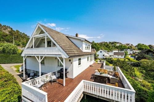 Fevik House | 3 Min Walk to Beach - Coastal Retreat - Large Terrace - 3 Bedroom