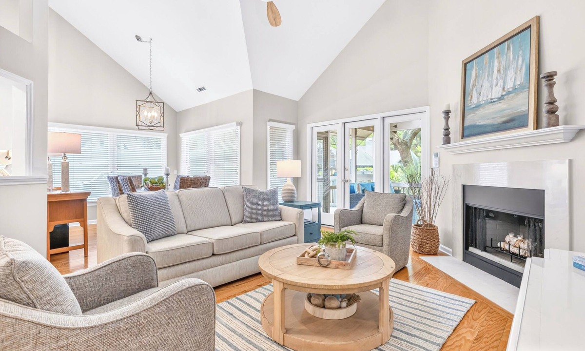 Sea Pines House | 37 Shell Ring: BESTNEST by Beverly Serral