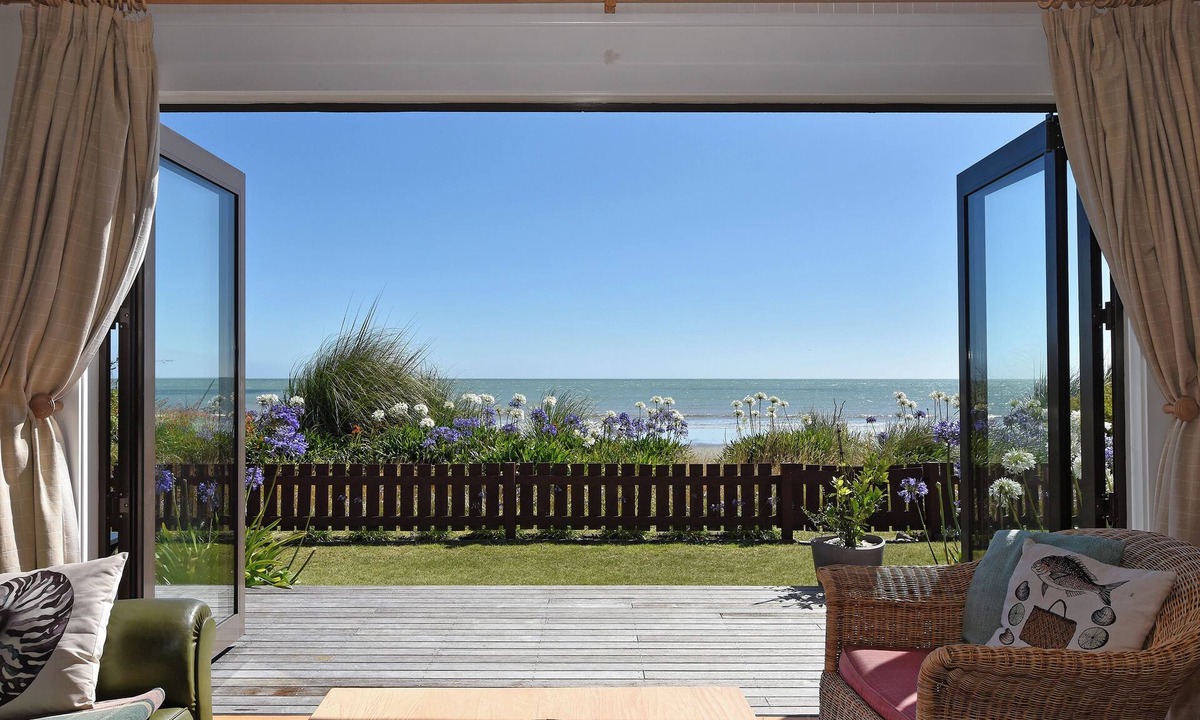 Patons Rock House | Absolute Beachfront at Patons Rock