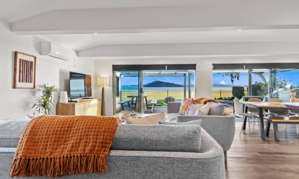 Holdens Bay Apartment | Absolute Lakefront | Panoramic Views & Spacious Stay for 10