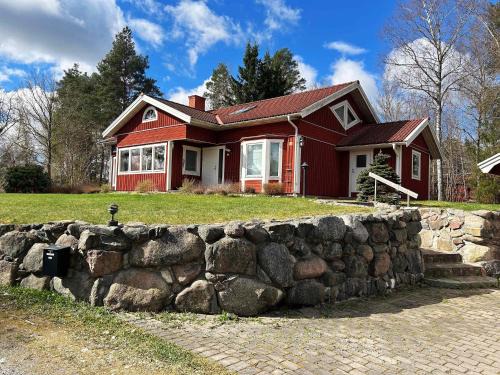 Northern Stockholm County Villa | Architectural Villa with 3 Fireplaces Countryside