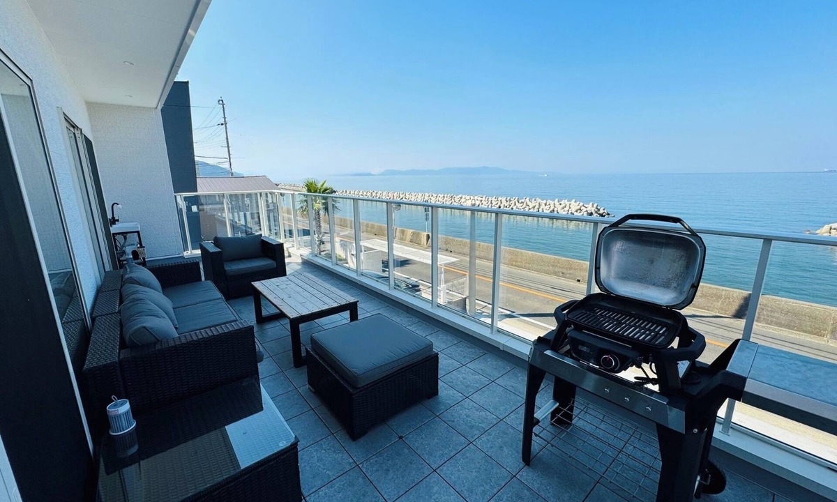 Sumoto House | Awaji Island Oceanfront Balcony A white hideaway/Sumoto Hyōgo