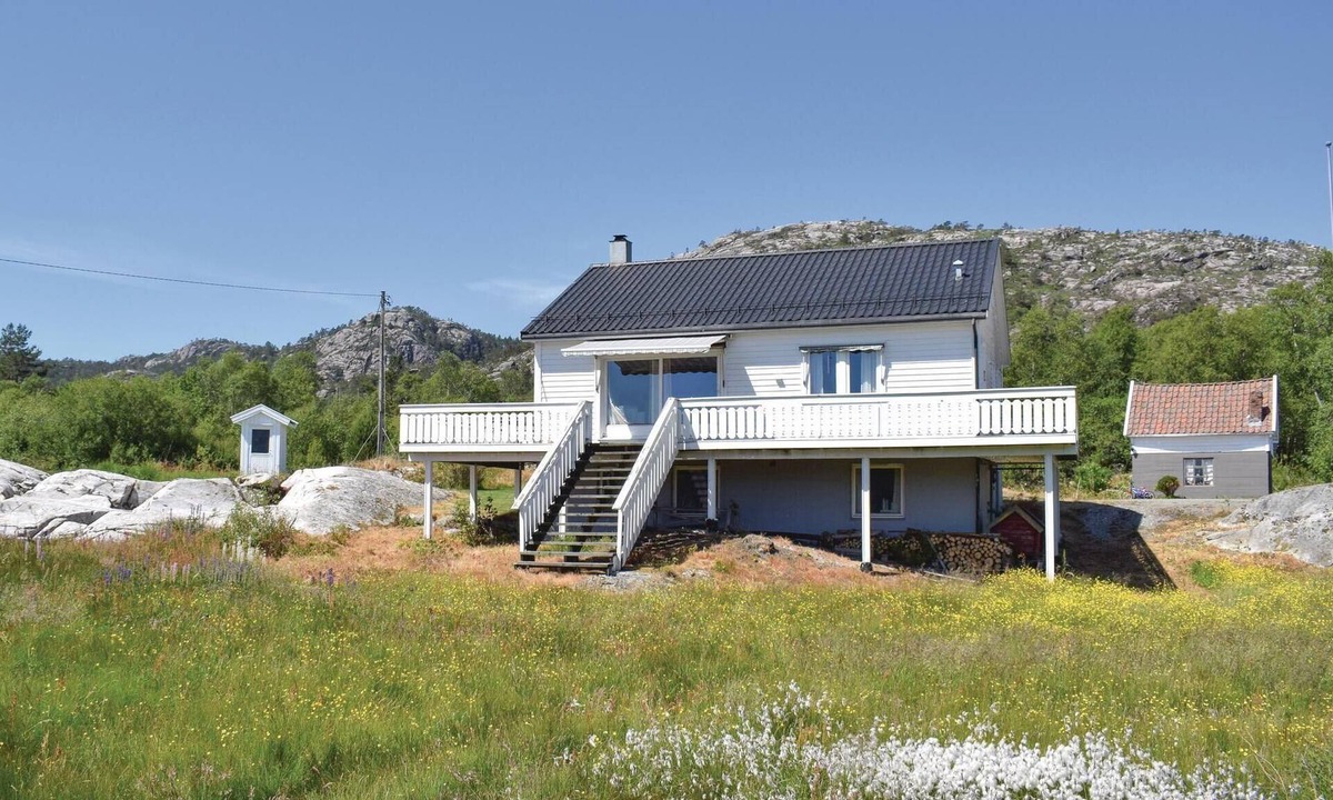Hervik House | Awesome home in Hervik with house sea view