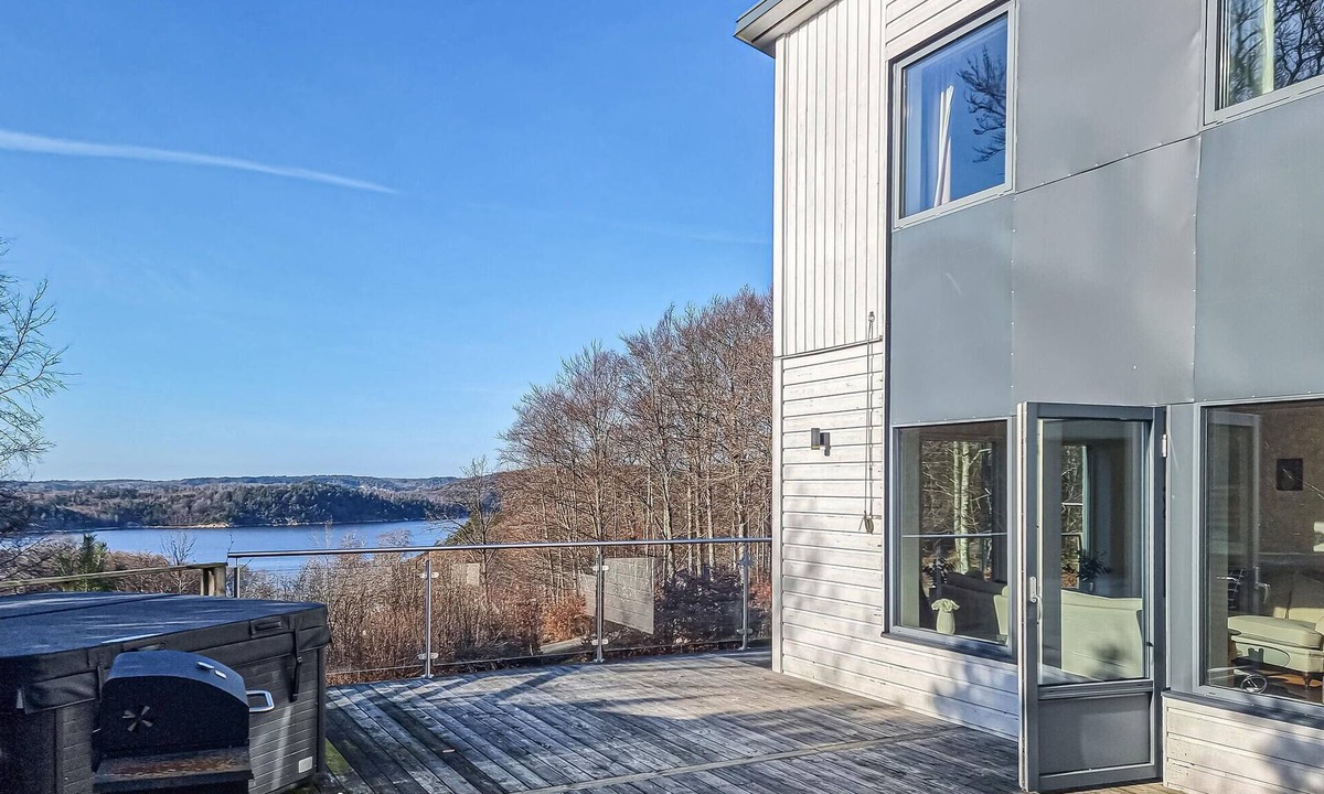 Uddevalla Municipality House | Awesome home in Uddevalla with house sea view