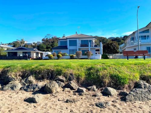 Arkles Bay House | Beachfront Arkles Bay