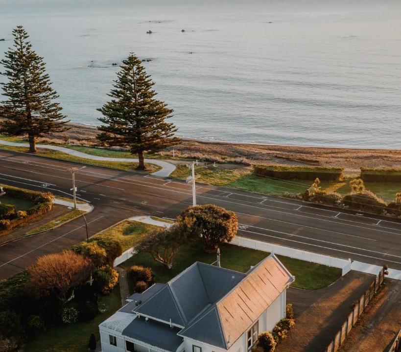 Kaikoura House | Beachfront Villa, Spacious, Mountain Outlook - KK87184