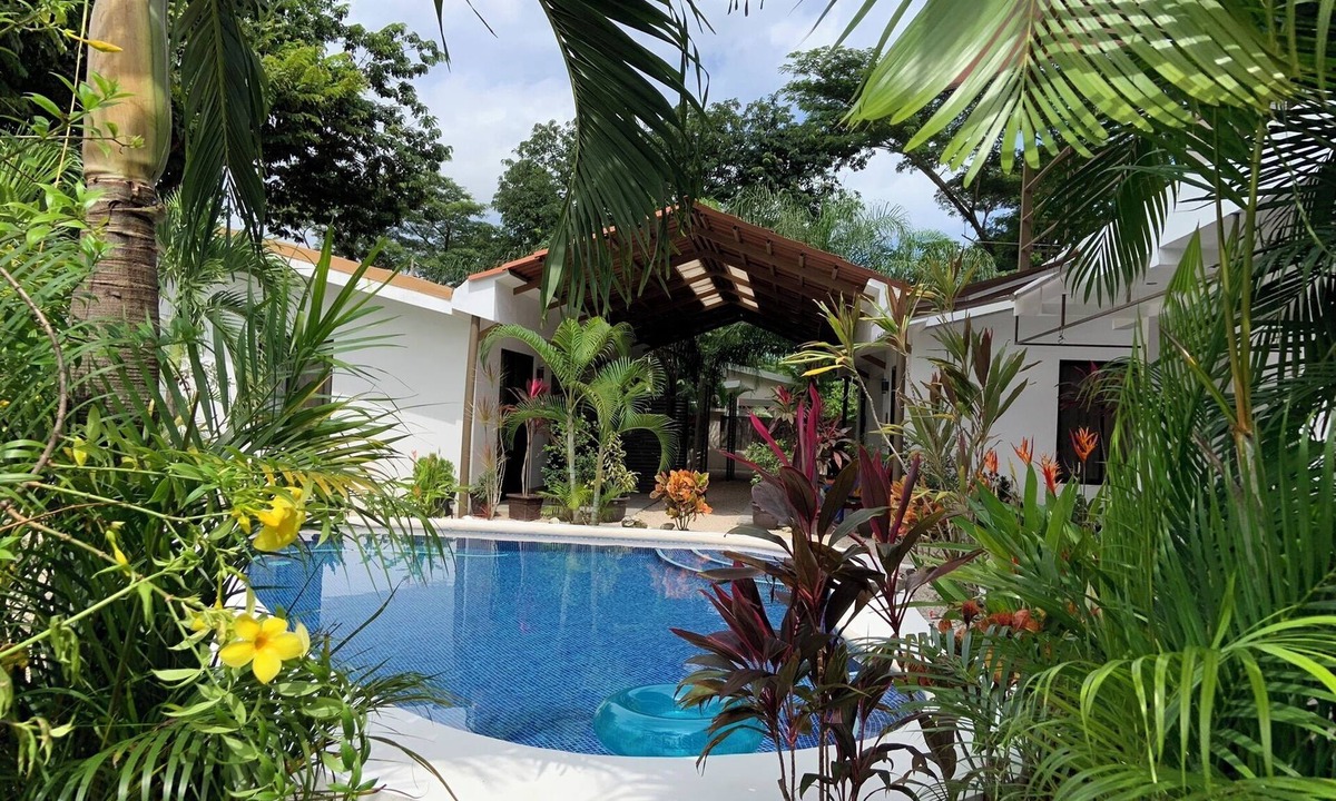 Samara Apartment | Beautiful complex with swimming pool, close to the beach and downtown.