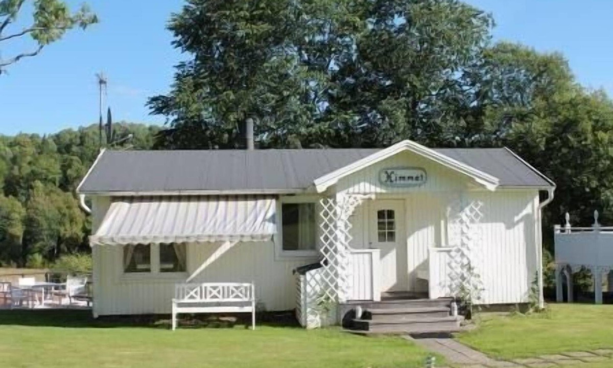 Ulricehamn House | Bright bungalow with furnished terrace, lake view