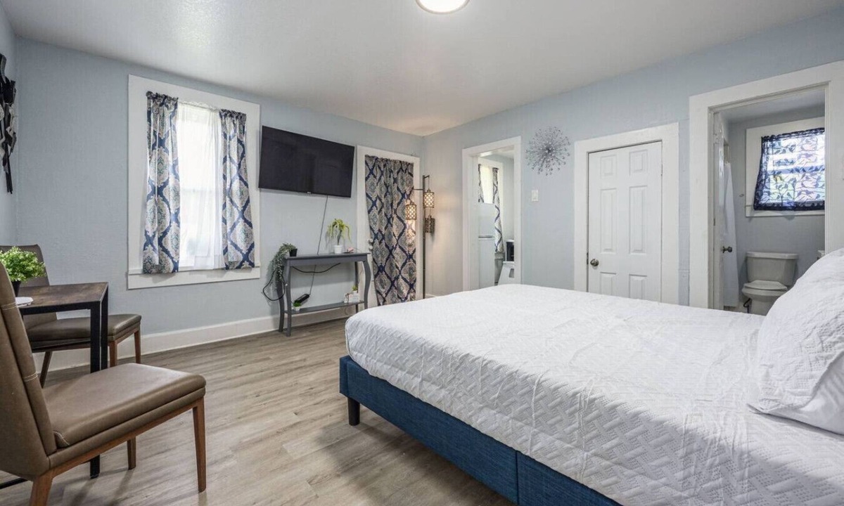 South Pensacola Cottage | Bright, Clean Studio Minutes to Beaches