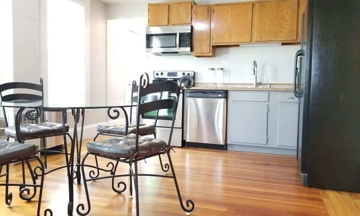 Manchester Apartment | Bright Front Facing Unit - Private Front Farmers Porch