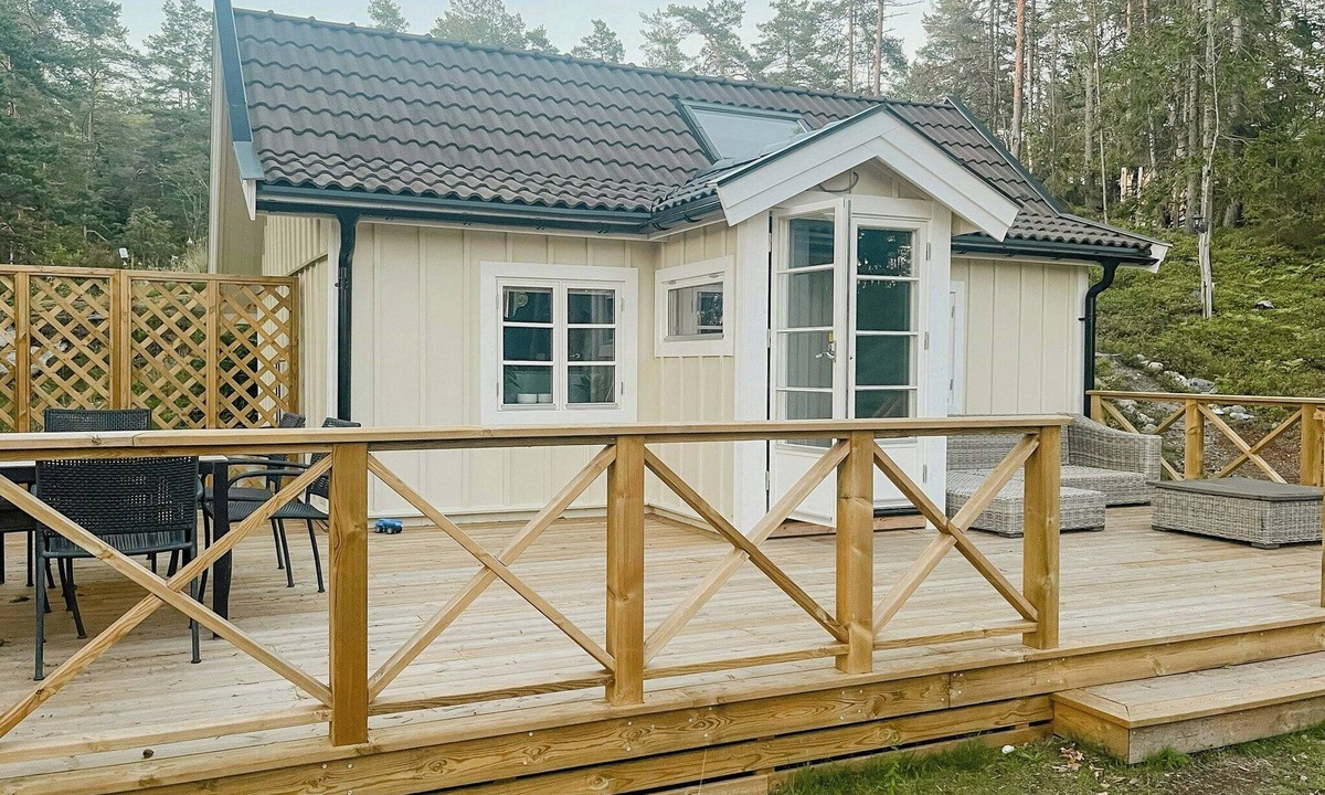 Ingaro House | Cabin with private beach at Ingarö