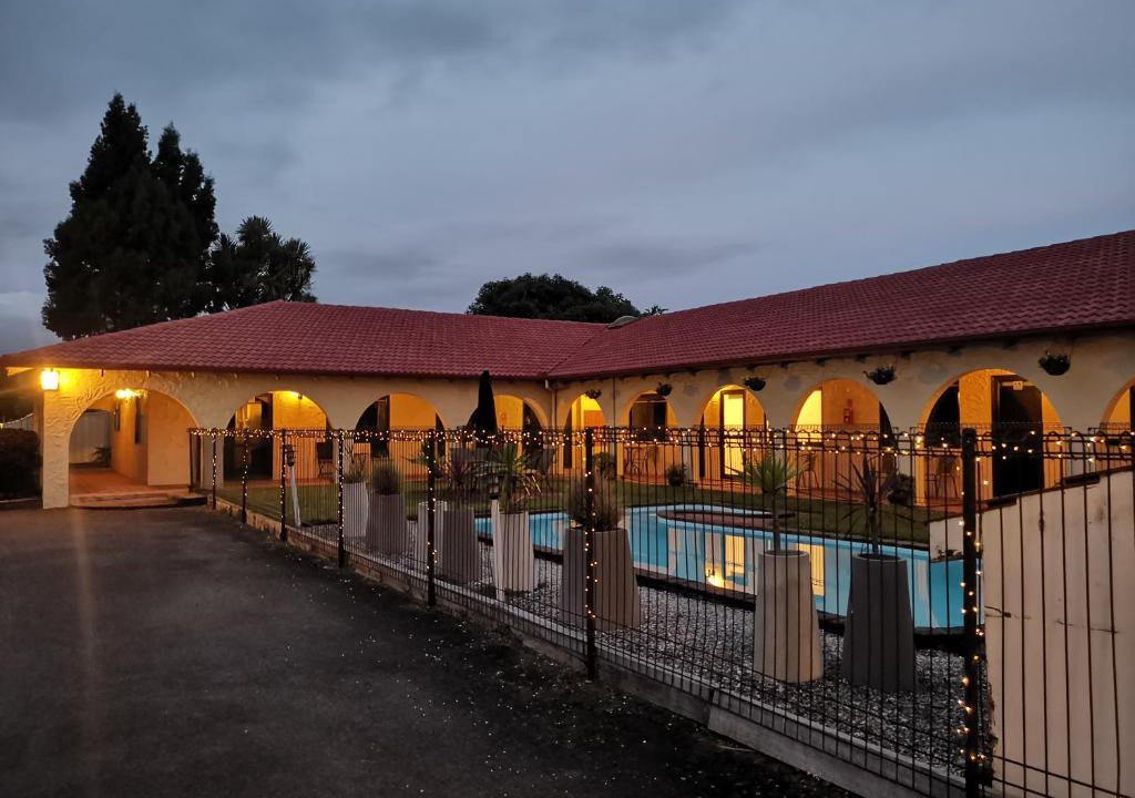 Cambridge Hotel | Captains Quarters Motor Inn
