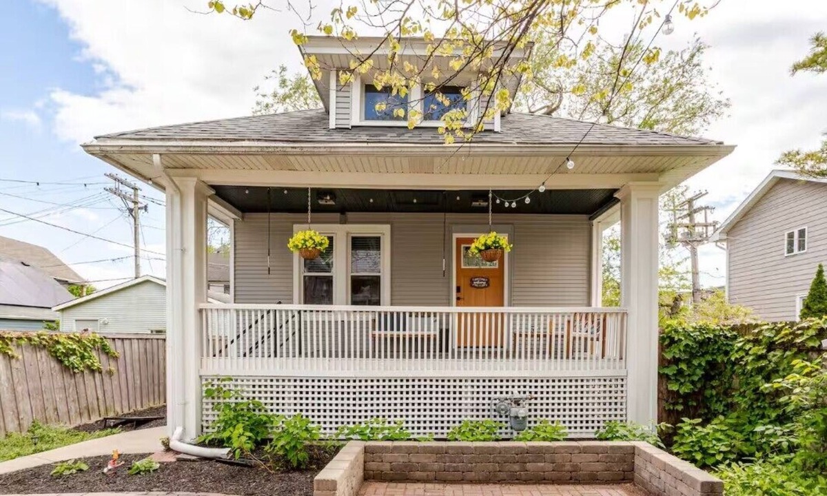 Oak Park House | Charming 2BR Hideaway FLW District-Theater/Games/Laundry/Office/Private Backyard
