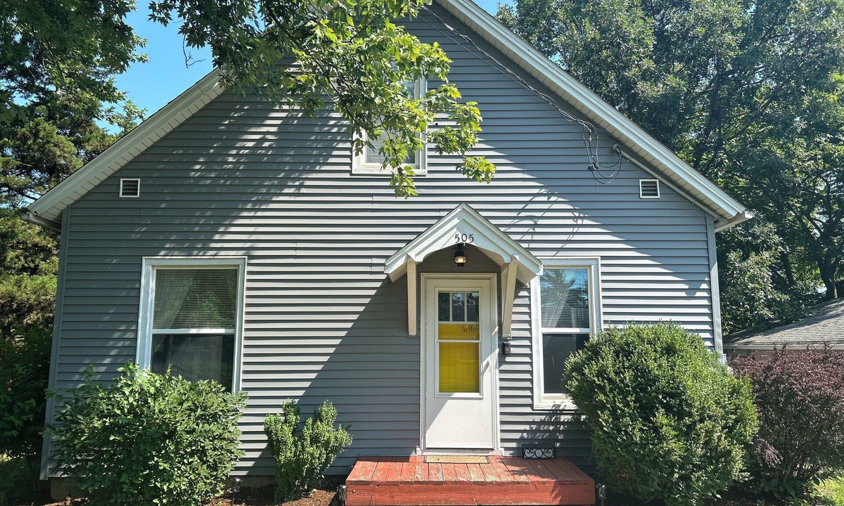 Eureka House | Charming 3-bedroom Cottage with AC, WiFi in lovely Eureka