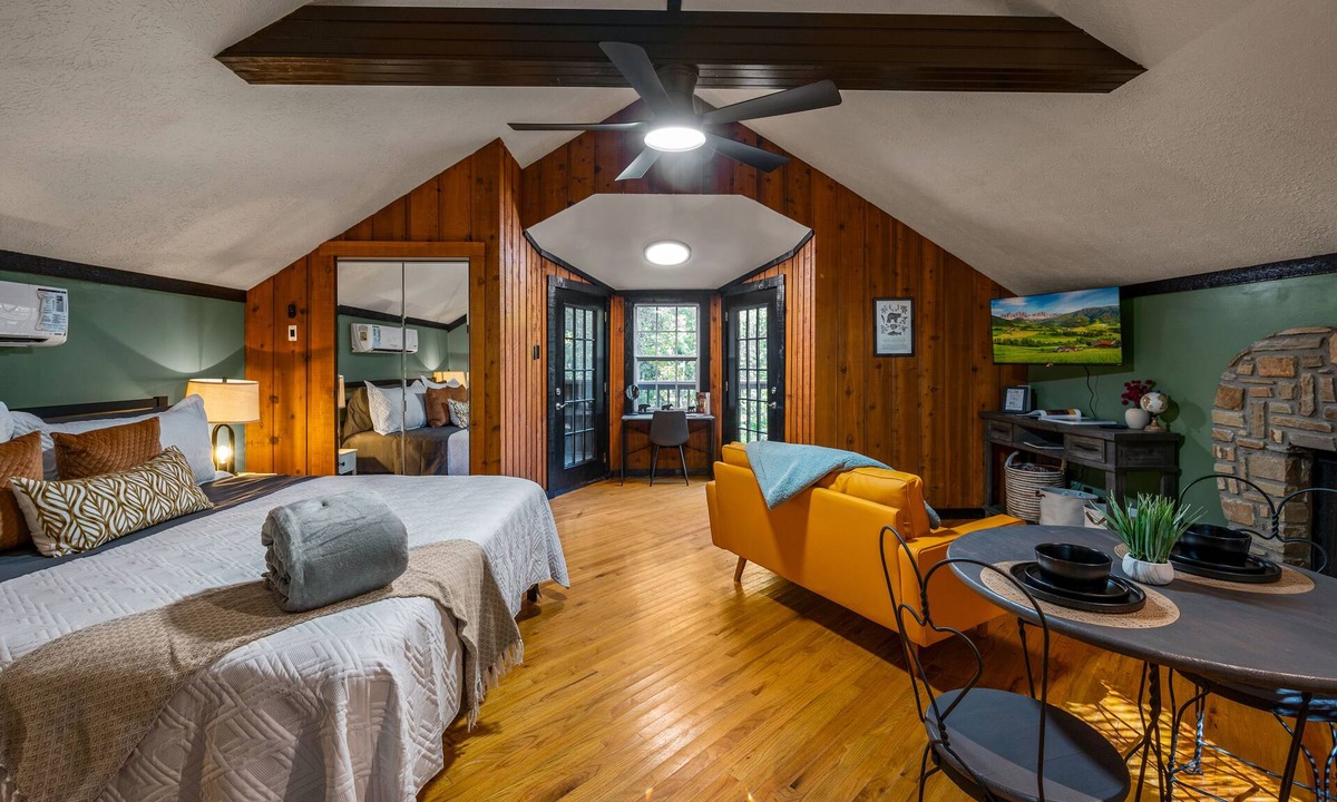 Sevierville Cabin | Charming Cozy Studio Cabin for 2-Hot Tub-Pets