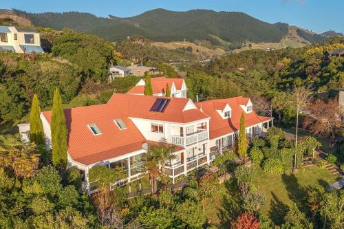 Paraparaumu Bed & Breakfast | Charming homely Cherry Villa B&B with a panorama view