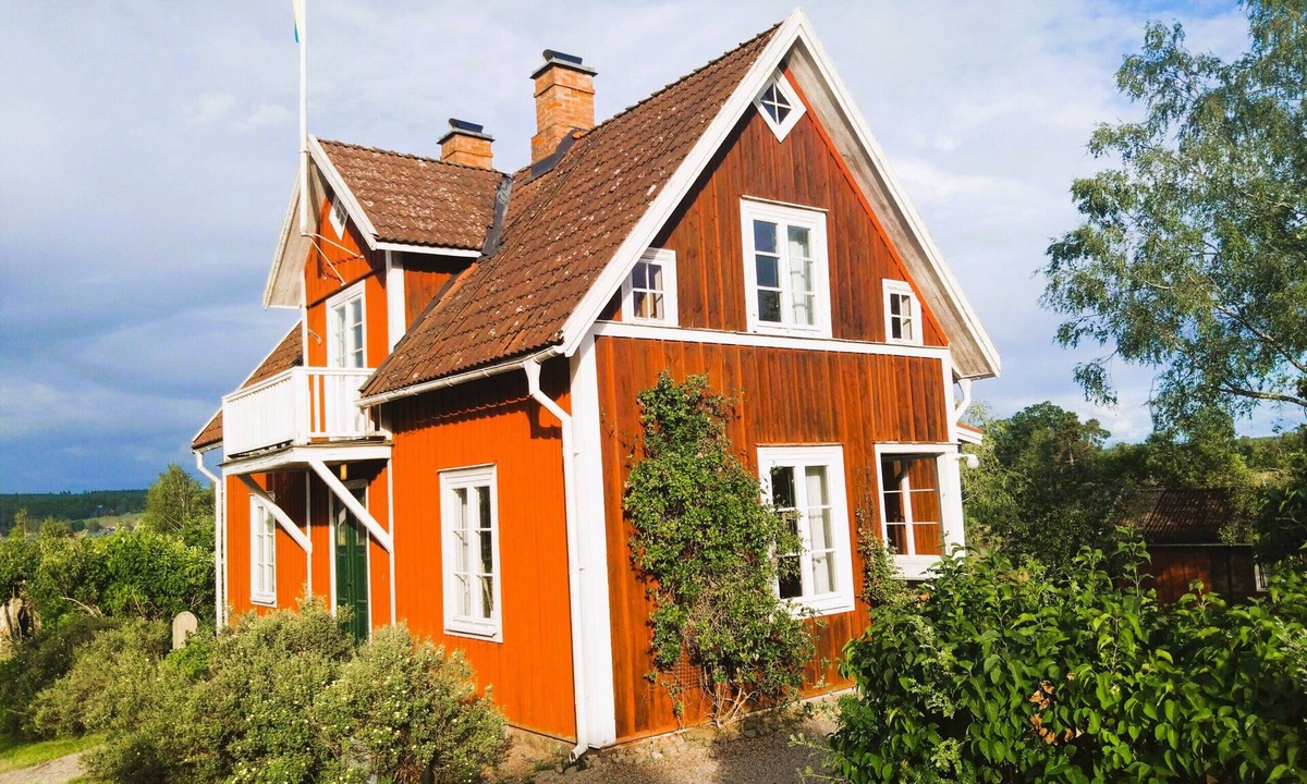 Vimmerby Municipality House | Charming red and white holiday home with lake view near Vimmerby