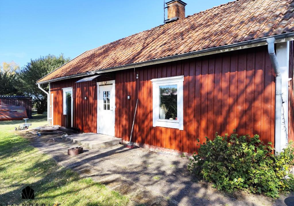 Vaderstad House | Charming red cottage in Vaderstad SE10024