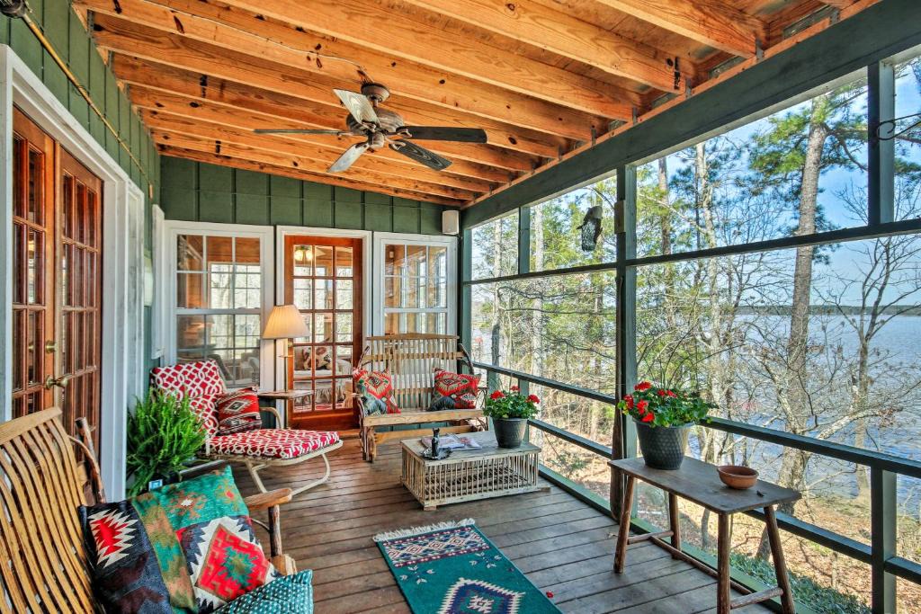 Ridgeway House | Charming Waterfront Ridgeway Cabin w/Dock!