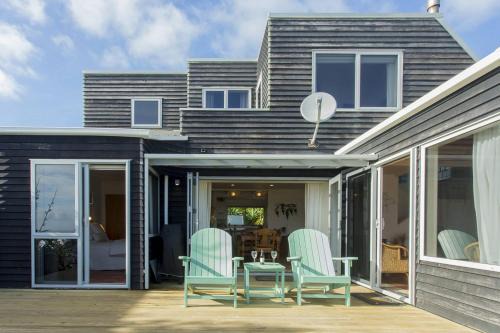 Oakura Villa | Chester Cottage Beachfront - direct ocean access