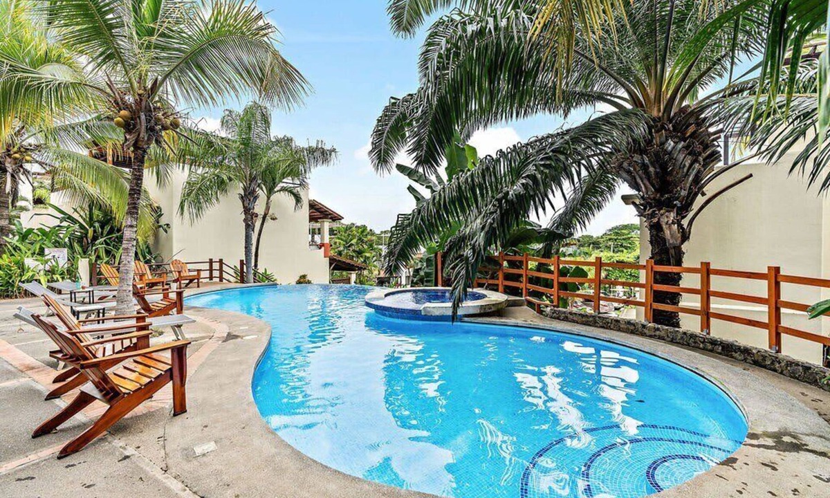 Coco Apartment | Colorful & Private 2-Bedroom Condo Just a Short Walk from the Beach