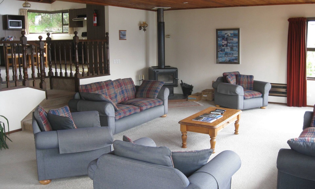 Fernhill House | Comfortable, spacious home panoramic views, 5 mins drive CBD. NO EXTRA COSTS