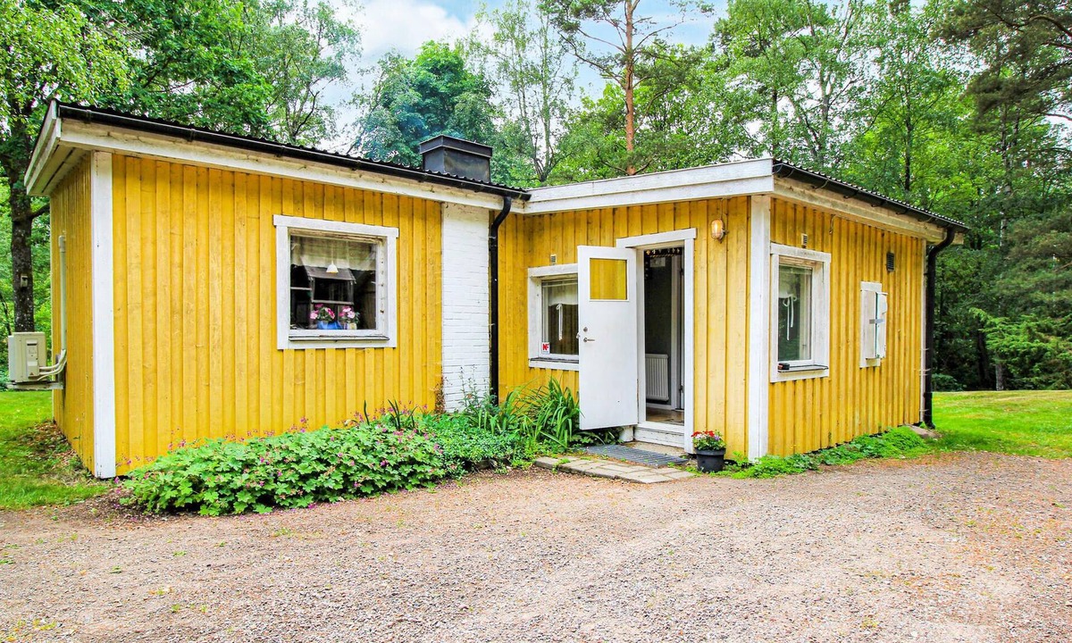 Drakabygget House | Cozy, somewhat older cottage at Hallandsåsen in beautiful forest village.