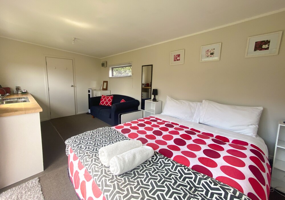Lake Hawea Cabin | Delightful Lake Hawea Studio Cabin