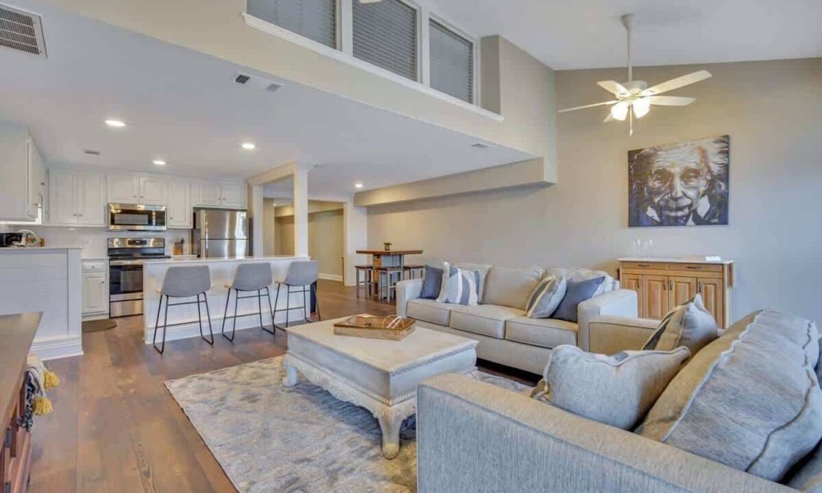 Statesboro Apartment | Downtown Loft - Above Bull & Barrel & Close to Georgia Southern!