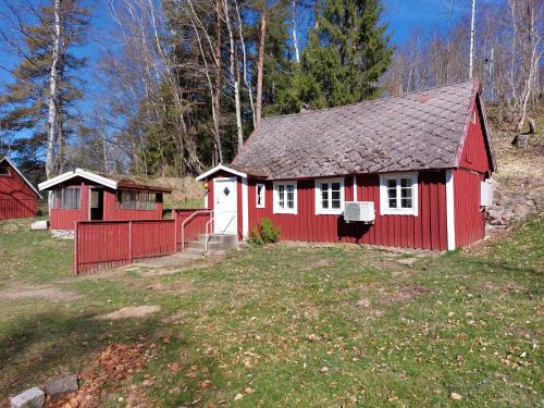 Horja House | Easily accessible cabin with woodburner outside Hässleholm