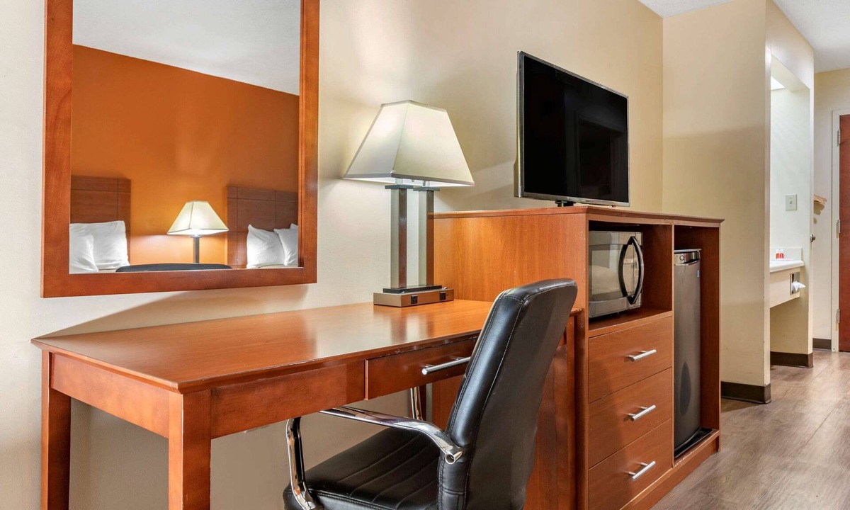 Russellville Hotel | Econo Lodge Saint Stephen