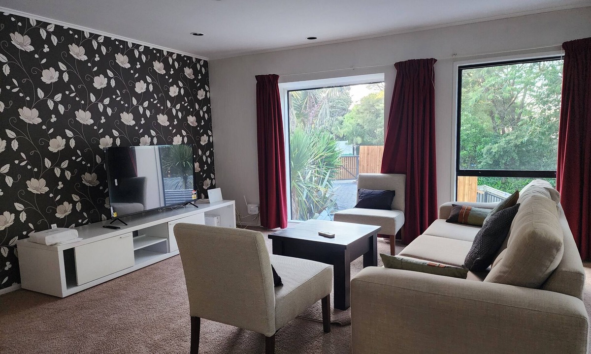 Birkenhead House | Entire Upper-floor: Spacious 140m2
