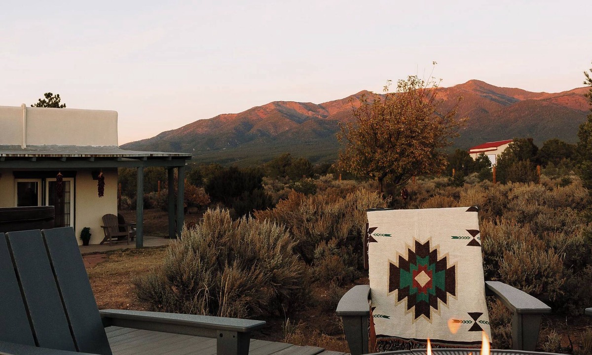 Taos House | Epic Adobe 360° Mountain Views, Hot Tub, 15min to Ski Valley
