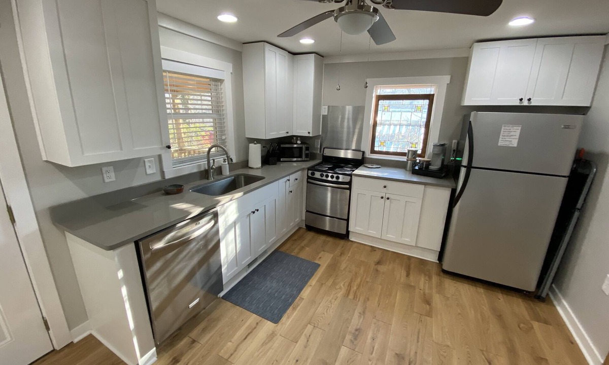 Toccoa House | Executive Cottage, 5 star accommodations near historic downtown Toccoa.
