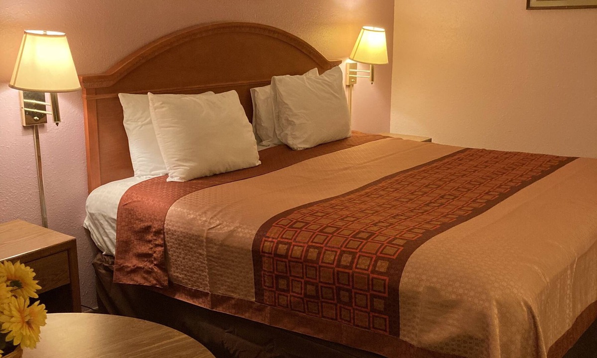 McPherson Hotel | Executive Inn