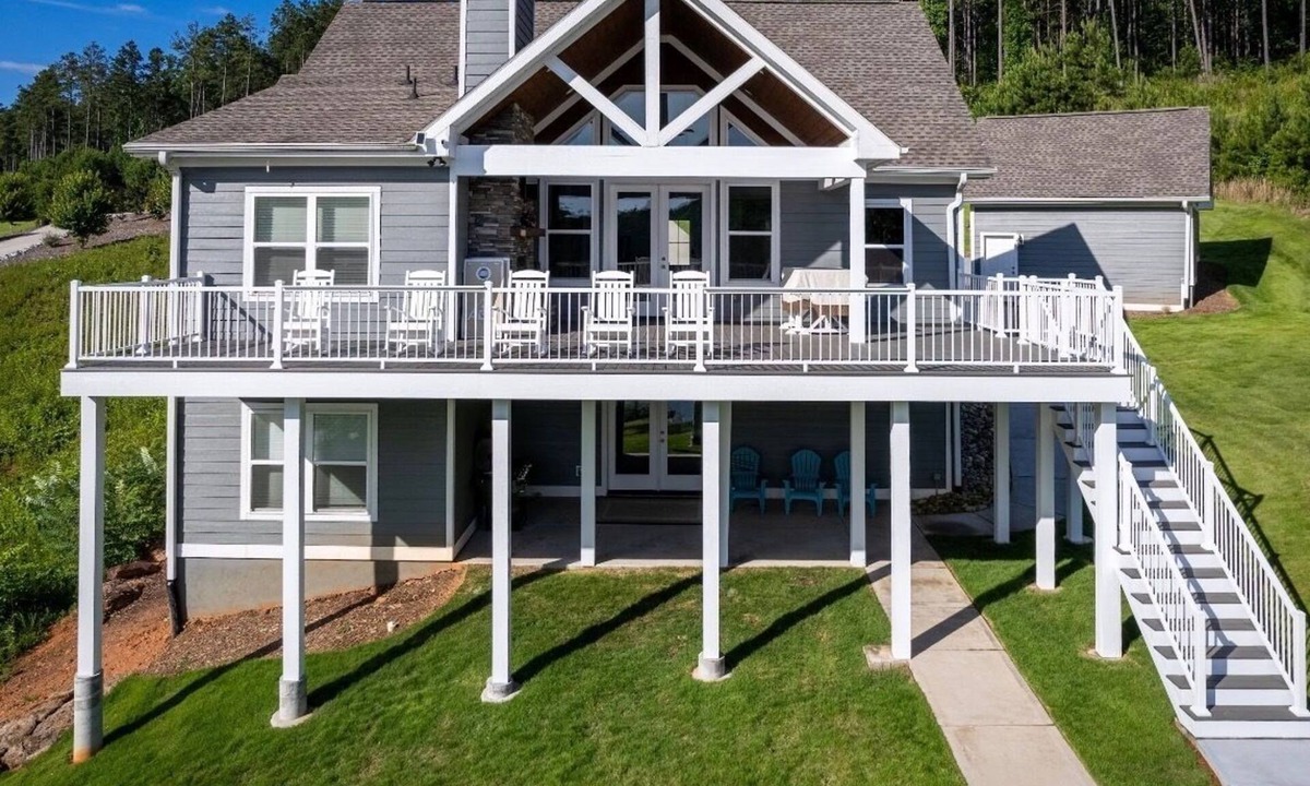 Six Mile House | Expansive Deck and Cove- Mid Lake Keowee Location