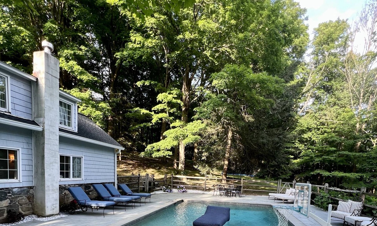 Washington House | Expansive, Five Bedroom House with Pool. Ideal for Multiple Family Travel