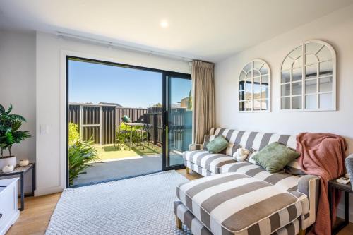 Albert Town House | Flexible Bed Options, Private Back Yard, Car Park