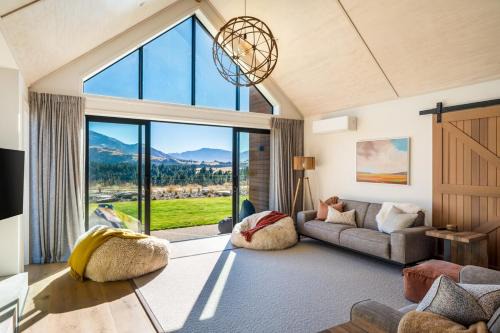Wanaka House | Four-Bedroom Alpine Retreat with Two Living Areas
