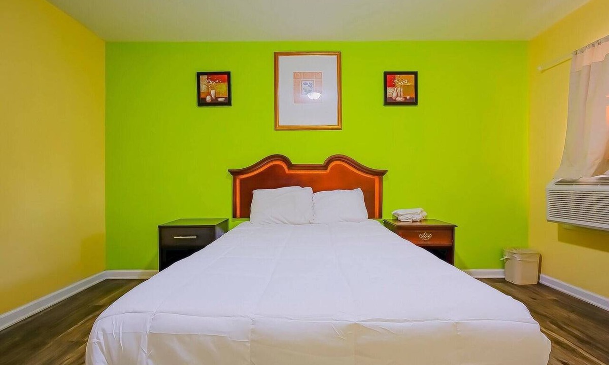 Markham Apartment | Full Bed | Non Smoking