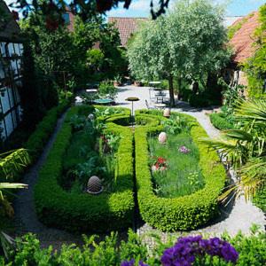 Simrishamn Bed & Breakfast | Gårdens & Apotekarns