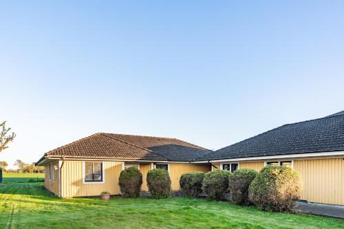 Paarp Villa | Gula villan