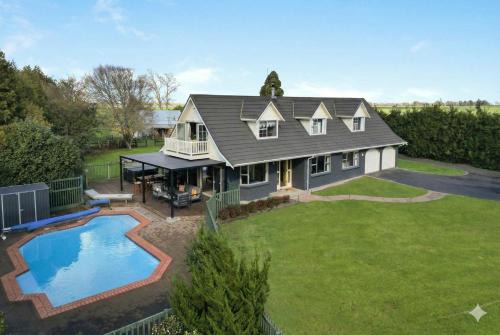 Waikato District Villa | Hamilton Greenhill Lodge - Private Pool & Hot Spa Pool & Fireplace