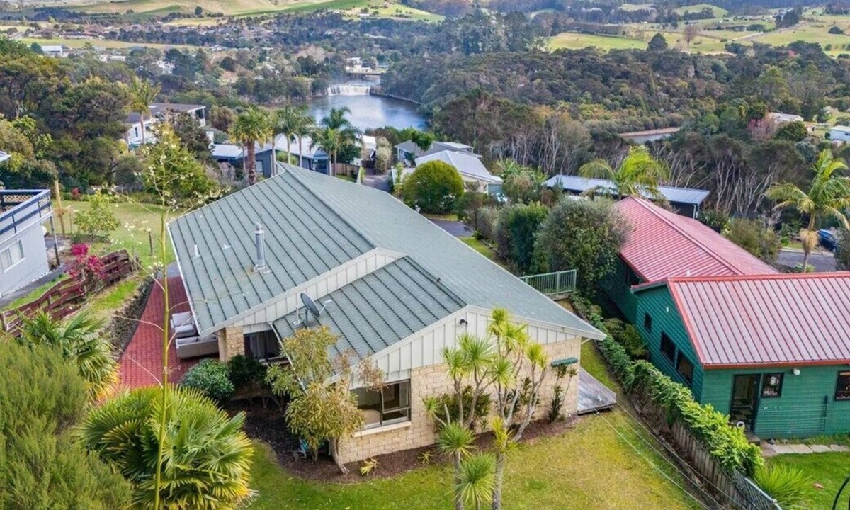 Haruru House | HaruView: Spacious house with view of Haruru Falls